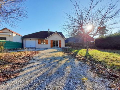 En plein centre de Belley, venez découvrir cette charmante maison de plain-pied de 72m² sur un joli terrain clos de 613m2. Cette maison comprend une pièce de vie avec un poêle à bois , une cuisine ouverte, un couloir desservant 2 chambres , une salle...