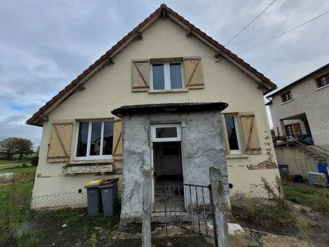 In het dorp Villefranche d'Allier, op enkele minuten van de snelweg A71, biedt JMS Immobilier u dit huis aan om te renoveren, op een perceel van 580 m2 met garage. Op de begane grond: woonkamer, keuken, een slaapkamer, badkamer en toilet Boven: 2 sla...