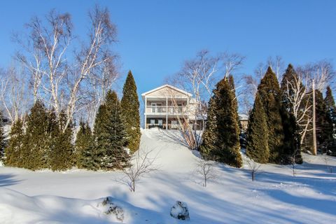 Maison à étages, idéale pour une vie en villégiature et offrant la possibilité d'une bi-génération. Avec ses 4 chambres spacieuses, 2 salles de bain complètes, 1 salle d'eau, 2 salons et 2 salles à manger, chaque étage bénéficie d'un espace de vie in...