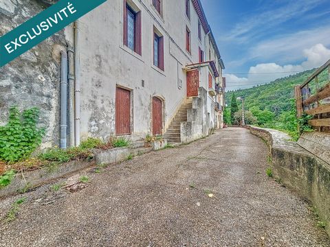 Located in the heart of the charming village of Saint-Étienne-Estréchoux, just 15 minutes from Hérépian and Bédarieux, and 45 minutes from Béziers, this 255 m², 3-storey building offers a rare opportunity for investors or those looking for a renovati...