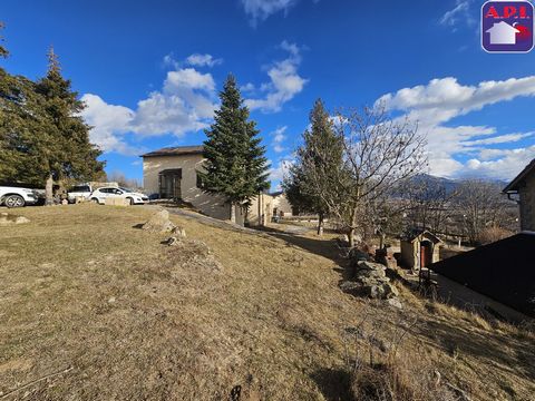 A VIEW OF THE MOUNTAINS On a plot of approximately 1600m², this detached house, built in 1996, offers you a magnificent view of the mountains. On the ground floor you will find a living room with insert and opening onto a pleasant veranda, a large ki...