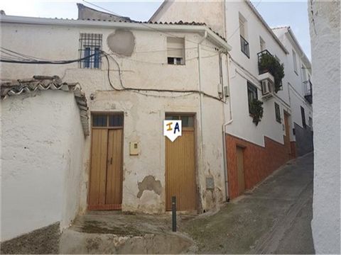 Dieses Stadthaus mit 5 Schlafzimmern und 3 Bädern befindet sich im schönen Dorf Colomera, in der Nähe der Stadt Granada in Andalusien, Spanien. Das Anwesen liegt in einer ruhigen Straße. Sie betreten das Anwesen über einen erhöhten Bürgersteig und ge...