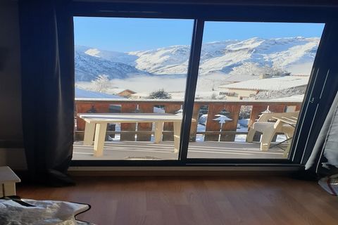 Deze gezellige en volledig uitgeruste studio van 35 m² in Les Deux Alpes biedt een comfortabel verblijf voor maximaal 4 personen. Het ligt aan de voet van de skipistes en biedt een prachtig uitzicht op de omliggende bergen. Het ligt op slechts 20 met...