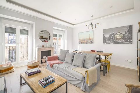 BARNES freut sich, dieses exklusive Apartment im emblematischen Barrio de las Letras neben der Plaza de Santa Ana zu präsentieren. Dieses 135 m² große Anwesen wurde komplett renoviert und verbindet modernes Design mit einem einzigartigen Charakter, u...