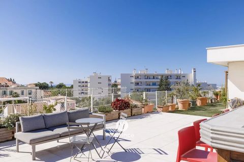 Nice Cimiez: On the top floor of a 1970s building, this 4-room apartment offers 117m² of living space and a unique 315m² terrace with panoramic views of the city and the sea. This penthouse is bathed in sunlight thanks to its triple exposure. With ai...