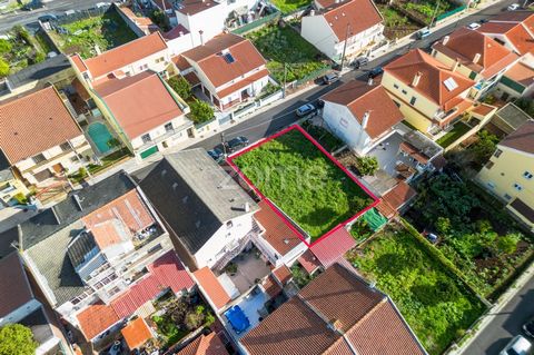 Identificação do imóvel: ZMPT573754 Terreno Urbano no Casal da Silveira, Famões Terreno com 300m2, com possibilidade de construção de 1 fogo, de 2 pisos: RC + 1º andar. Próximo a transportes, principais acessos (IC16, IC17, IC19, A9), comércio e esco...