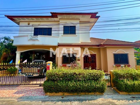 Découvrez le mélange parfait de confort et de commodité dans cette superbe villa de 3 chambres à Pattaya, Chonburi. Située au cœur de Bang Lamung, cette belle maison est prête à emménager et offre une surface habitable spacieuse de 200 m². Avec 3 sal...