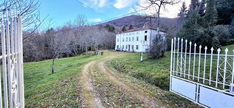 Une longue allée plongée en pleine nature dévoile, à l'arrivée, une majestueuse et imposante maison de Maître aux allures châtelaines sur quasiment 5 hectares de parcelles (dont 1 hectare non attenante). Une superficie de 425 m² dont 288 m² habitable...