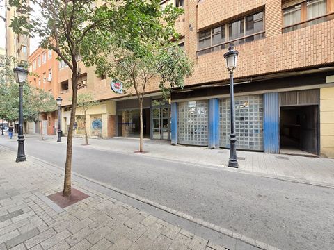 Opportunité unique : Passage commercial au cœur d’Albacete Nous vous présentons ce passage commercial de 1 075 m² stratégiquement situé entre deux rues principales d’Albacete, offrant un accès confortable et une visibilité des deux côtés. Actuellemen...