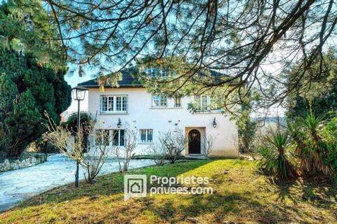 Just a few minutes from Paris in the town of Villejust, this 1980s house, nestled in the heart of a peaceful environment, offers a privileged living environment. Built on a vast wooded plot of nearly 6,000 sqm, it has a living area of 270 sqm and 370...