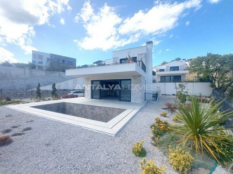 Villa indipendente con ampi spazi abitativi a Bodrum Ortakent Villa indipendente in vendita si trova a Ortakent. Ortakent, uno dei centri abitativi più popolari di Bodrum, attira l'attenzione con le sue famose spiagge, le baie intrecciate, i giardini...