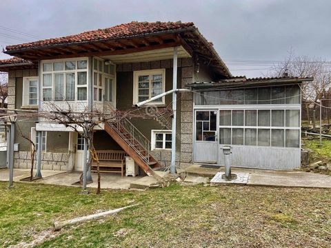 L’Imoti Tarnovgrad vous propose une maison dans la région d’Elena Balkan, à 18 km de la ville de Veliko Tarnovo. Elena, à savoir le village de Konstantin. La maison a deux étages, et au premier étage il y a : une chambre avec une kitchenette, un plac...