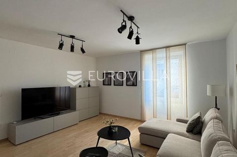 Pula, Kaštanjer, renovated single-storey terraced house for sale near the Pula Arena in a side street. The house has a gross floor area of approximately 115 m2, a gross floor area of 93 m2 and a yard of 63 m2. It consists of an entrance hall, living ...