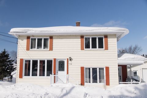 Située au coeur du village, cette charmante demeure au cachet unique vous séduira dès l'entrée avec sa lumineuse et spacieuse salle à manger et sa cuisine moderne rénovée, agrémentée d'un îlot central. Parfaite pour une famille, elle offre 5 chambres...