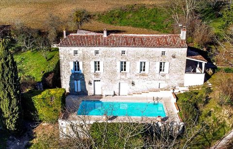 (Exceptionnel) superbe maison en pierre du XIXéme de 184 m² habitable sur les hauteurs d'un joli village à 8 km de Marmande (19 000 habitants). La propriété est située à 15 mn de l'autoroute et à 90 km de l'aéroport de Bordeaux un véritable havre de ...