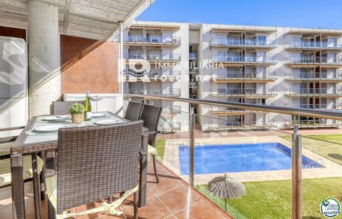 Exención Certificado Energético: 2RM41X75W Apartamento en venta en Santa Margarita, Roses, en un moderno edificio con ascensor, jardín y tres piscinas comunitarias. Consta de dos dormitorios, un baño y una amplia terraza soleada ideal para disfrutar ...