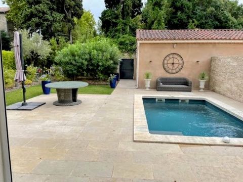 Notre agence immobilière de Saint Rémy de Provence 'TYX IMMOBILIER CONFIDENTIEL' vous propose Proche du centre ville cette ravissante maison en excellent état sur 2 niveaux. Le RDC comprend une pièce de vie lumineuse, une suite parentale, des rangeme...