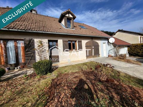 Située à Bellefontaine (39400), cette charmante maison offre un cadre paisible à la campagne, idéal pour les amoureux de la nature. À l'extérieur, cette propriété dispose d'un grand terrain de 1120m2 et d'une terrasse offrant un espace extérieur agré...