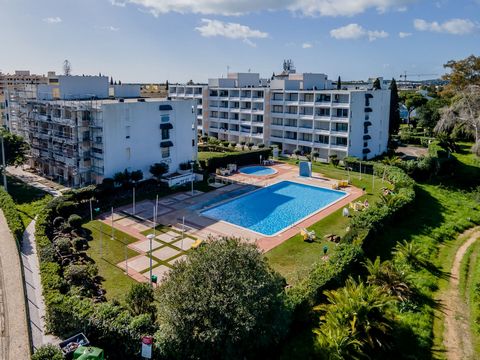 One-bedroom apartment of 62 M2, located on the second floor of a building with elevator, in Vilamoura. The property consists of 1 living room and fitted kitchen in open space, with access to a balcony overlooking the pool; 1 bedroom with window and 1...