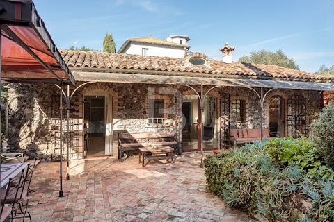 Située au cœur paisible du Cap d'Antibes, cette charmante villa provençale de 75m2 repose sur un terrain de 540m2, offrant ainsi un cadre idéal à proximité des plages et des commerces. Dotée d'un séjour agréable agrémenté d'une cheminée, d'une salle ...