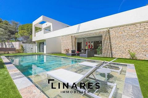 Llinares immobilier vous présente en exclusivité : LA PERLE RARE, une villa ultra contemporaine T4 de 280m2 de surface totale (143m2 de surface habitable) idéalement située à la Ciotat, quartier du Liouquet, proche Saint-Cyr-Les-Lecques au sein d'un ...