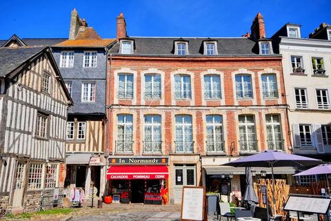 En Normandie, à Honfleur, rare hôtel particulier d'époque XVIIIème situé au cœur du carré des arts et du centre historique. Ce bel ensemble, d'une surface habitable d'environ 300 m², est édifié sur trois niveaux et présente une magnifique façade en b...