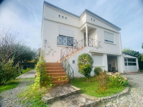 PAU (64000) House T6, composed of 2 apartments T3: On the ground floor: an apartment comprising, a kitchen, a large living room, 2 bedrooms, a toilet, a shower room. Upstairs, an entrance via a veranda, a kitchen open to the living room and dining ro...