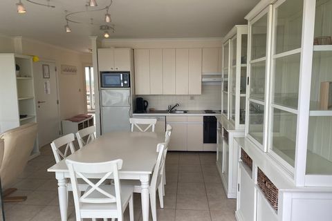 Cet appartement en attique offre une vue imprenable sur la mer, parfait pour une escapade relaxante. Situé au neuvième étage, il dispose de deux chambres, dont une avec un lit double et l'autre avec un lit superposé, idéales pour les familles ou les ...