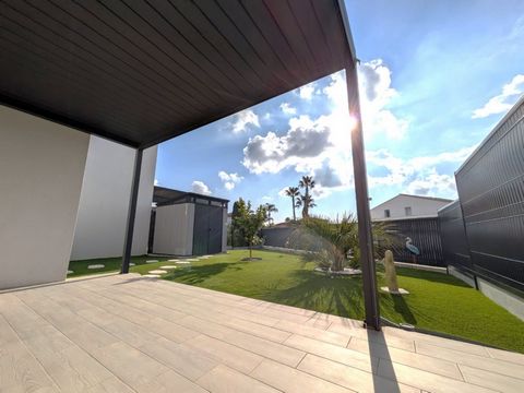 À vendre : Maison neuve T3 de 2023 de PLAIN PIED avec garage - Proche centre-ville de Hyères-les-Palmiers Située à quelques pas du centre-ville de Hyères-les-Palmiers, cette magnifique maison de type T3, construite en 2023, vous offre un cadre de vie...