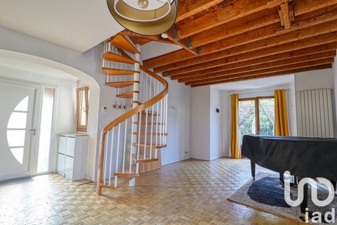 iad France - Sandra Ribeiro vous propose: Idéal jeune couple, primo accédant, personne seule ou investissement locatif ! Très bien situé sur St Prix, copropriété 0 charges, découvrez ce duplex charmant avec cave et place de stationnement. DPE énergiv...