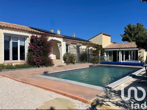 iad France - Stéphanie Vial vous propose: Charmante Maison Traditionnelle de 165m² sur un vaste terrain à Gonfaron Bienvenue dans cette belle maison traditionnelle située dans la paisible commune de Gonfaron. Construite en 1973, cette demeure de cara...