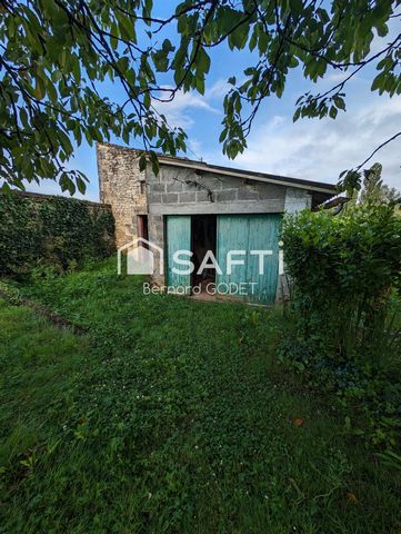 terrain non constructible clôturé au bord du lien Ruffec 16700 avec arbres fruitiers. dépendance et un garage.