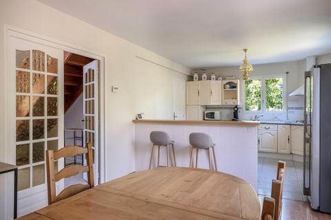 Dans la pittoresque commune de Crac'h, où la terre rencontre la mer, cette charmante maison de vacances offre un refuge idyllique aux familles et aux groupes d'amis en quête de détente et d'aventure dans le golfe du Morbihan. Imaginez-vous vous révei...