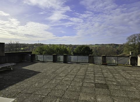 Maison de maître exceptionnelle en centre-ville avec vue sur la campagne Cette fabuleuse maison de maître, construite en 1906, offre un mélange rare entre le confort du centre-ville et la vie privée et isolée à la campagne. La propriété dispose de ha...