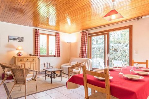 The Chalet Chantemerle is situated 600 m away from ski slopes and the ski school. The center of the resort and shops are 500 m away from the chalet. This chalet is ideal to pass good holidays with family or with friends... Free shuttle in winter. Sur...