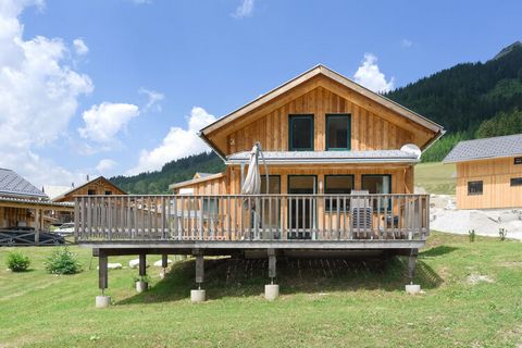 This luxurious wooden chalet for a maximum of 6 people is located on a chalet park in the village center of Hohentauern in Styria and offers a fantastic view of the mountains, slopes and Hohentauern. The chalet offers a modern living room with underf...