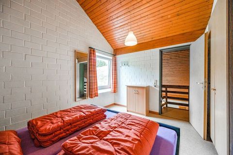 Dit vakantiehuis heeft 3 slaapkamers en is geschikt voor 6 personen, ideaal voor gezinnen met kinderen. Het ligt midden in het prachtige en typisch Sauerlandse Valmetal. Kenmerkend voor een verblijf in Untervalme zijn de rust en de eindeloze wandelmo...