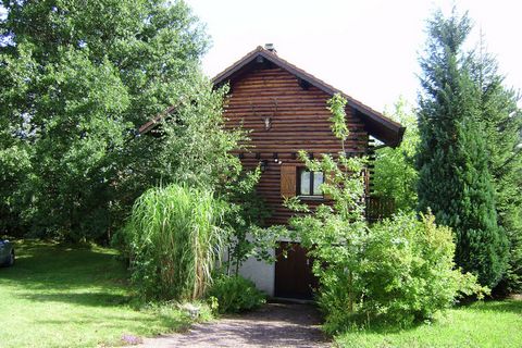 This serene chalet is situated in Hommert. Ideal for a family, it can accommodate 4 guests and has 2 bedrooms. It has a furnished garden for you to enjoy a lovely brunch in the sun and a cozy stove. Plan a friendly match at the tennis court only 15 k...
