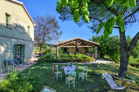 Dit landhuis in Barchi, Le Marche, met 5 slaapkamers is ideaal voor een familie of vriendengroep. Deze woning is perfect voor een ontspannen vakantie midden in de natuur, maar niet te ver van de bewoonde wereld. De woning met privézwembad ligt in de ...