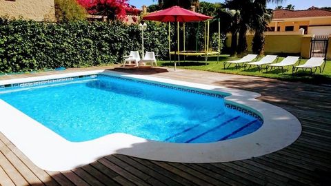 High standing villa in the Grao de Castellón, with two floors totaling 360 m2 and swimming pool with 900 m2 plot that includes an electronic maintenance garden. It has 4 double bedrooms, one of them suite with double dressing room, 4 bathrooms, kitch...