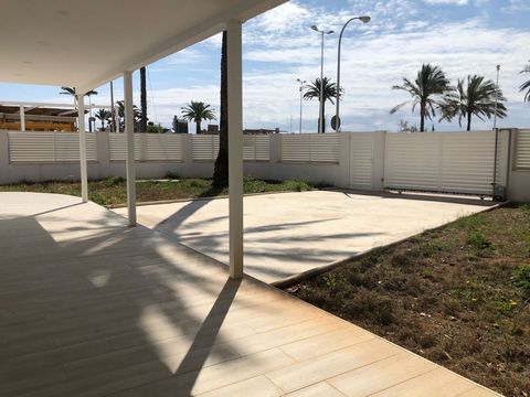 Beautiful villa on the beachfront in the area of Eurosol, 2 minutes from the beach, plot of 450 meters where you can leave as a garden area or make a private pool, a large terrace with entrance to the spacious living room with 3 double doors taken ou...