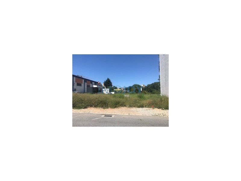 Fantastic Lot in the heart of Gaia with 498m2. Located in Vila Nova de Gaia, in the Mafamude area, close to ALDI Supermarkets, Mc Donald's de Gaia and several other shops and services. Quiet area in a dead end street and with condominiums of excellen...