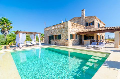 This wonderful countryside house, made of Majorcan stone with an idyllic chlorine swimming pool, located at Porto Cristo, welcomes six guests. Welcome to this typical architectural Majorcan style house, located at a very rural area, surrounded by oli...