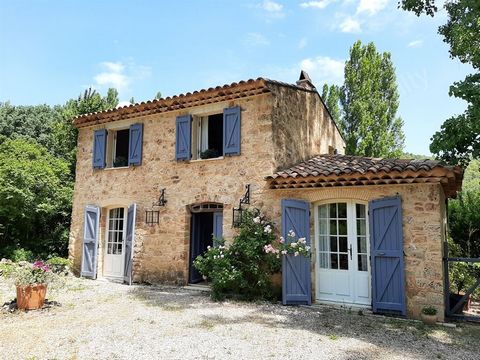 This beautiful property located between Villecroze and Salernes offers you a country house, a cottage (100m2) and a studio/apartment (40m2). Beautiful flat land of about 3.6 ha. A spring, a stream and three wells on the property provide natural water...