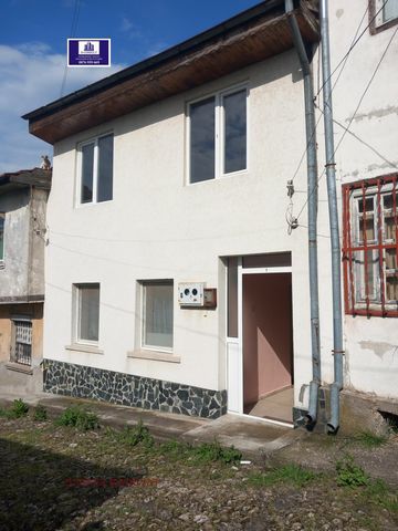 Die Agentur verkauft EXKLUSIV ein großes Haus mit einer Fläche von 62 m² in der Stadt Smolyan. Oryahovo, Region Vratsa, nach größeren Reparaturen. Etage 1, 31 m², Eingangshalle, Kochnische, Wohnzimmer, Bad und WC, Terrakotta und Laminat, Tischlerei, ...