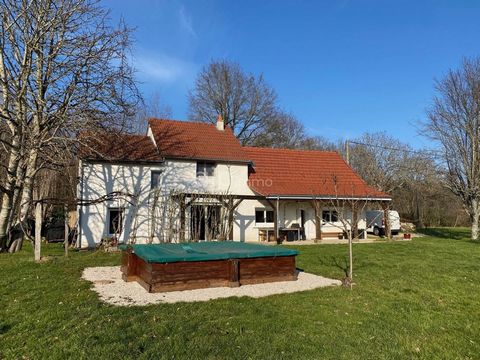 5 minutes west of Mont Saint Vincent, pretty house located on the edge of a wood placed on a plot of 3467 m². Facing south, it enjoys unobstructed views of the rolling countryside. Completely renovated with noble materials, it includes 2 levels with ...