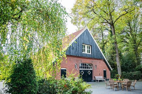 Deze karakteristieke familieboerderij is gelegen op een landgoed in Twente en biedt plaats aan in totaal 14 personen. De woonkamer beschikt over een fijne tv hoek en een gezellige zithoek bij de gashaard. In de aparte eetkamer is voldoende plek voor ...