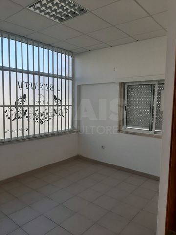 Large store in Carregado (Casais da Marmeleira) with 3 fronts, parking place and storage room in the basement. The shop has 2 bathrooms and is currently divided into 4 rooms, and can be adapted to the needs of the new owner. This store is located in ...