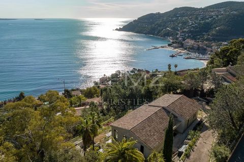 5 minutes from beaches and restaurants, facing the Lérins Islands and the Bay of Cannes, a villa to be renovated of approximately 315 sqm on a land of approximately 2 057sqm in the heart of Théoule-sur-Mer's most residential private domain with close...