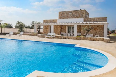 This detached villa with private swimming pool is located in Capilungo, 950 m from the sea! The first sandy beaches in Mancaversa are a few minutes' drive away. Punta Pizzo Nature Reserve with a Caribbean beach and where the Bay of Gallipoli begins, ...